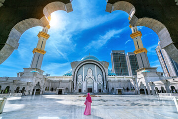 Naklejka premium Muslim tourist walking at the mosque in Kuala lumpur, Malaysia.