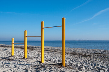 gelbes Spielgerät am Strand ohne Menschen