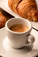 Tazzina di caffè espresso con cornetti, bar italiano 