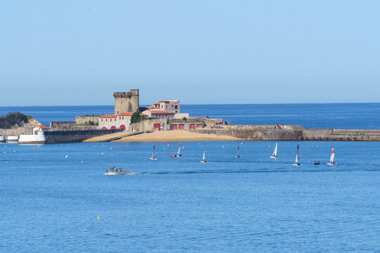 Voiliers devant le fort et la digue de Socoa, depuis Saint-Jean de Luz