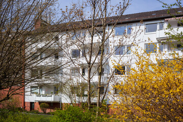 Fototapeta na wymiar Moderne Wohngebäude im Frühling, Bremen, Deutschland