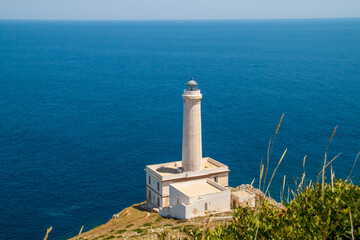 El faro de punta Palascia en el cabo de Otranto, Puglia, Italia. Fue construido en 1867 y reabierto en 2008. Torre cilíndrica de piedra blanca de 32 metros (105 pies). - obrazy, fototapety, plakaty