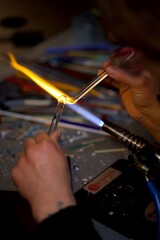 Obraz premium Fileur de verre - verrerie au chalumeau - artisan métier fabrication
