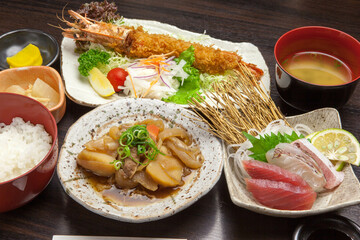豪華海鮮と肉じゃが定食