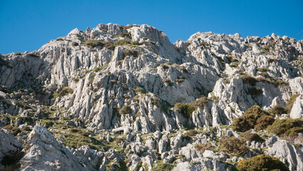 Ladera agreste de montaña rocosa