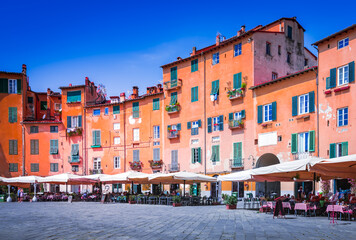 Fototapeta na wymiar Lucca, Italy - Piazza dell'Anfiteatro, scenic sight of Tuscany
