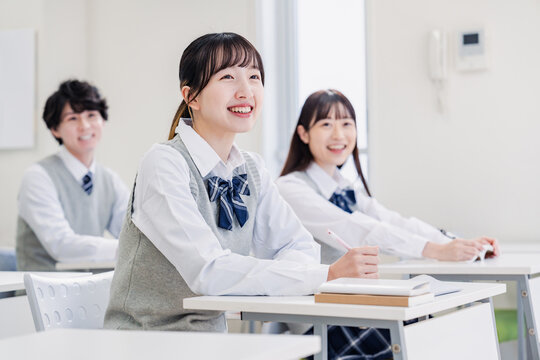 教室で楽しく授業を受ける高校生