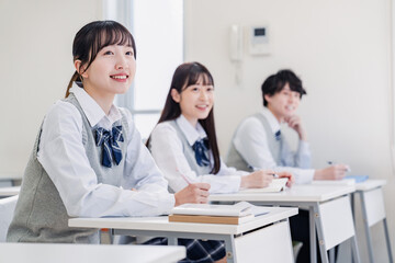 教室で楽しく授業を受ける高校生