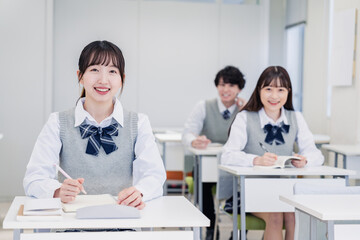 教室で楽しく授業を受ける高校生