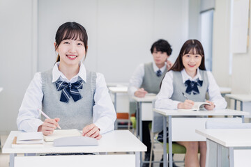 教室で楽しく授業を受ける高校生