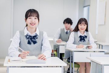 Obraz premium 教室で楽しく授業を受ける高校生