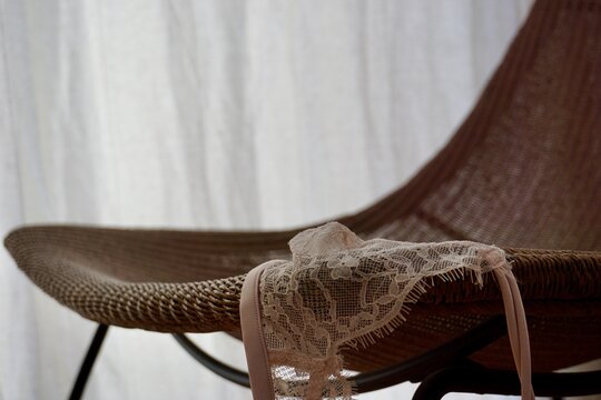 Lencer&iacute;a fina en una silla