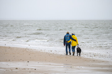 Strandspaziergang mit Hund bei Sturm an der Nordsee