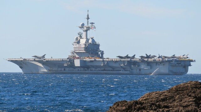 Porte-avions Charles de Gaulle, célèbre bateau de guerre français, naviguant en mer Méditerranée au large de Toulon, avec des avions de chasse Rafale sur le pont d’envol – mars 2023 (France)