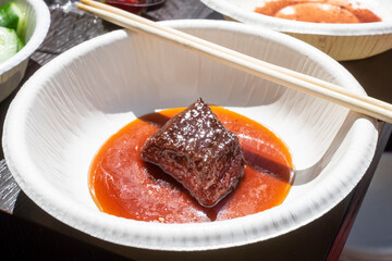 バーベキューの焼肉を食べる