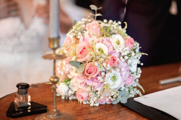Brautstrauß aus gemischten Blumen, kompakt gebunden.