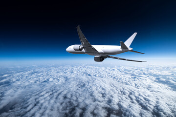 Fototapeta na wymiar Boeing 777 über Wolkendecke 