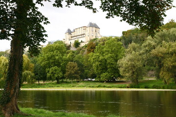 Fototapeta na wymiar Le château devenu la mairie de Pont-du-Château, ville au bord de la rivière Allier, dans le département du Puy-de-Dôme dans la région Auvergne-Rhône-Alpes en France