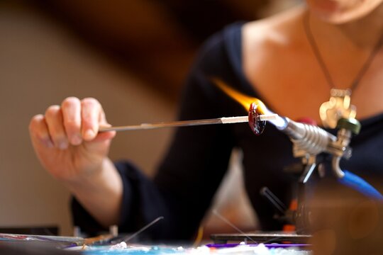 Fileur de verre - verrerie au chalumeau - artisan m&eacute;tier fabrication