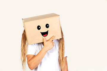 Mujer con gesto sonriente con una caja en la cabeza sobre un fondo blanco liso y aislado. Vista de frente y de cerca. Copy space
