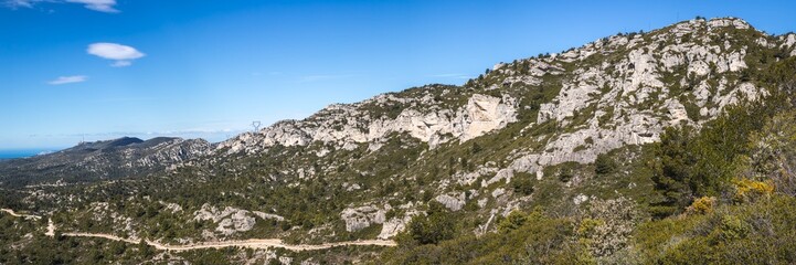 Fototapeta na wymiar the Etoile chain, mountain separating Marseille from Aix-en-Provence