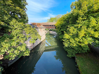 Fototapeta na wymiar Kasemattentor über dem Fluss Pegnitz als Element der alten Stadtmauer von Nürnberg, Bayern, Deutschland 