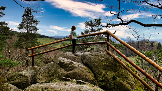 Wanderin am Palmfelsen am Ottenh&ouml;fener Felsenweg
