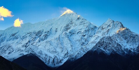 A view of Nilgiri Himal, a 7061 meter mountain in the Annapurna massif as viewed from the town of Jomsom - obrazy, fototapety, plakaty