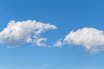 serie di nuvole in un cielo azzurro