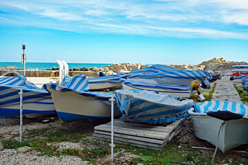 Fototapeta na wymiar Sirolo Blauweiße Boote an der Spiaggia Urbani