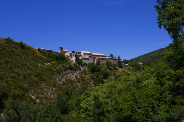 Fototapeta na wymiar Vue de Poët-Sigillat, village de la Drôme provençale