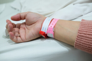 patient's hand with an allergy sign on the wrist