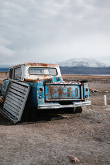 Camioneta chatarra abandonada en el desierto