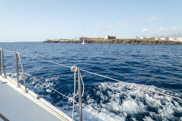 Fototapeta na wymiar Convés do iate branco navegando em mar aberto chegando a ilha Tenerife