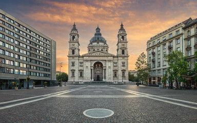 Fototapeta na wymiar Saint Stephen's Basilica at Sunrise in Budapest. Hungary.
