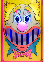 Payaso loco lanzar a los dientes