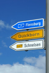 Obraz premium Pfeilwegweiser Richtung Flensburg
