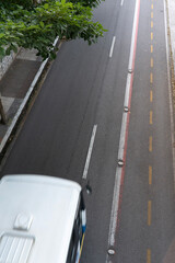 Uma rua de asfalto com carros passando rodovia estrada rua asfalto carros passando ciclovia ônibus transporte mobilidade urbano