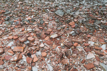 Textura cacos de tijolos jogados no chão sujeira lixo poluição cerâmica