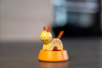 petit chat en bois, jouet pour enfant orange et jaune mignon
