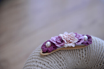 laço delicado com flores lilás para bebê 