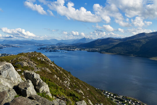 Blick vom Gipfel des Sukkertoppen bei Alesund auf Fjord und Berge 