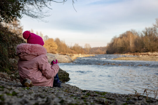 bambina che guarda il fiume