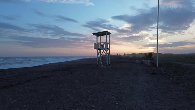 Torreta de playa al atardecer