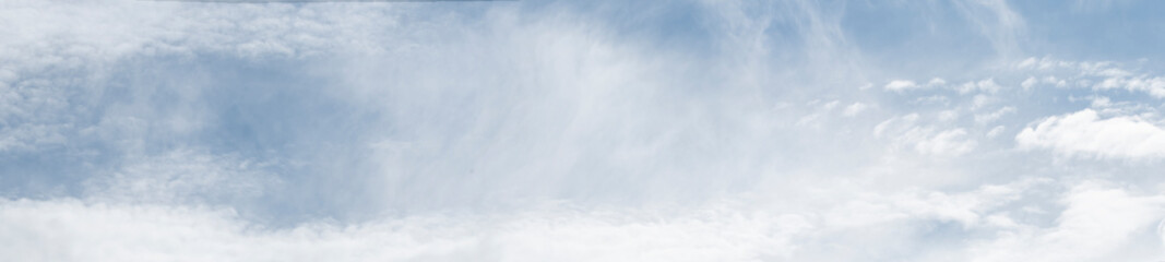 panorama baner nieba z chmurami białymi