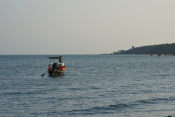 Obraz premium Group of traditional long tail boat floating in the sea with seascape and clear sky in background
