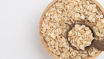 木の皿に盛られたオートミール