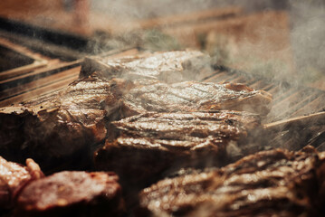 Unas excelentes piezas de ternera argentina sobre una parrilla de carbon