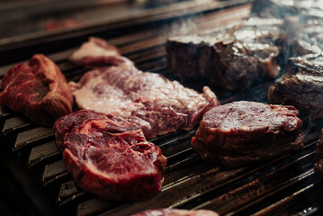 Unas excelentes piezas de ternera argentina sobre una parrilla de carbon