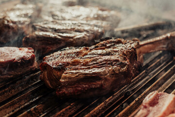 Unas excelentes piezas de ternera argentina sobre una parrilla de carbon